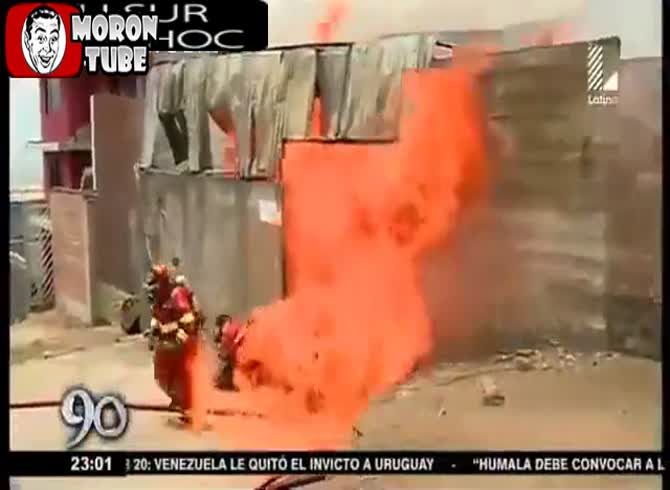 Video :Firefighters in Peru were enveloped in flames without their coworkers responding (public notified)